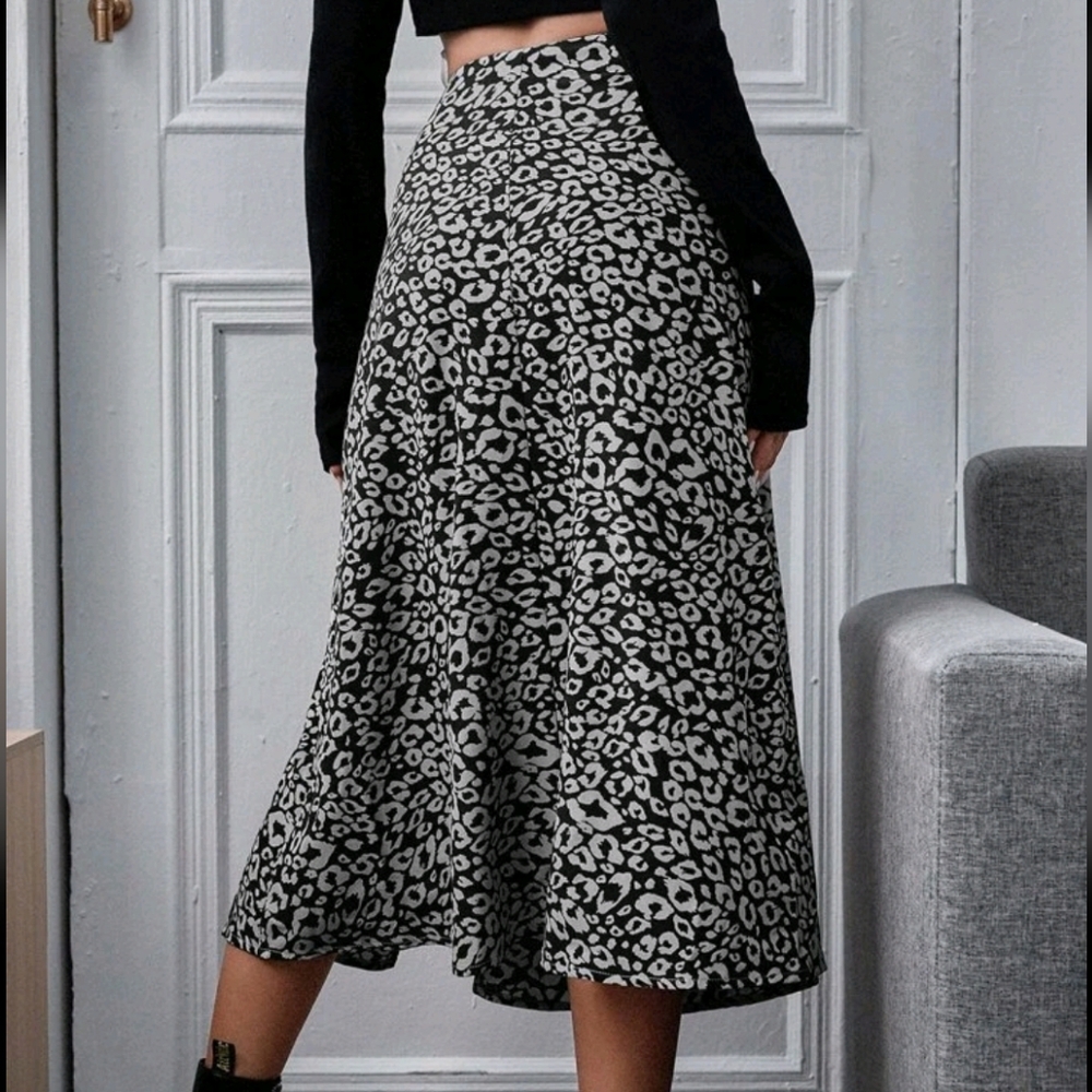 Leopard Print Midi Skirt - Size Medium - Picture 7 of 8